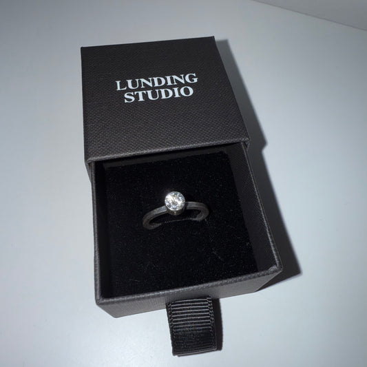 HANDMADE - Silver ring w. sparkling stone