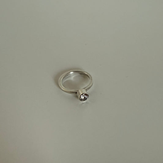HANDMADE - Silver ring w. sparkling stone